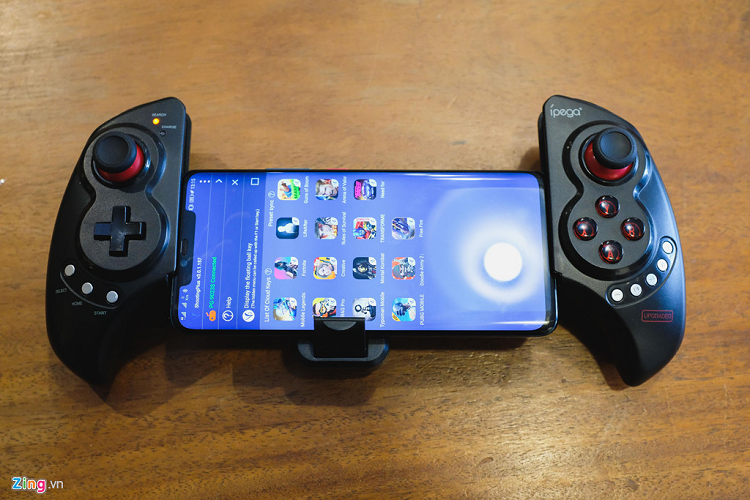 Trong một lần tham quan chợ điện tử tại Trung Quốc, tôi tình cờ bắt gặp một gian hàng chuyên bán các sản phẩm tay cầm hỗ trợ chơi game di động. Theo lời người bán, những thiết bị chơi game di động ngoài khả năng kết nối không dây và phần cứng thì phần mềm đóng vai trò lớn đem lại trải nghiệm người dùng. Bởi điện thoại di động chỉ tối ưu trải nghiệm vuốt chạm cảm ứng. 