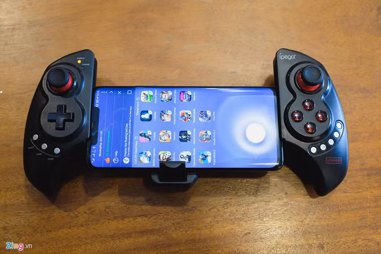 Trong một lần tham quan chợ điện tử tại Trung Quốc, tôi tình cờ bắt gặp một gian hàng chuyên bán các sản phẩm tay cầm hỗ trợ chơi game di động. Theo lời người bán, những thiết bị chơi game di động ngoài khả năng kết nối không dây và phần cứng thì phần mềm đóng vai trò lớn đem lại trải nghiệm người dùng. Bởi điện thoại di động chỉ tối ưu trải nghiệm vuốt chạm cảm ứng. 