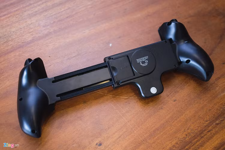 Mẫu tay cầm PUBG Mobile này có thanh trượt, khóa kèm lò xo ở mặt lưng. Điều này giúp người dùng có thể dùng cho nhiều thiết bị. Model này có thể gắn vừa máy tính bảng có chiều dài 28 cm. 