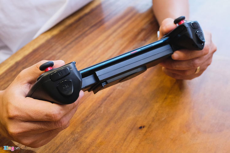 Tư thế cầm của PG-9023S cho trải nghiệm chơi game di động khá tốt. Lực phân bố đồng đều sang hai tay hơn so với loại kẹp điện thoại trên đỉnh.