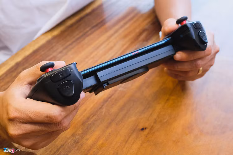 Tư thế cầm của PG-9023S cho trải nghiệm chơi game di động khá tốt. Lực phân bố đồng đều sang hai tay hơn so với loại kẹp điện thoại trên đỉnh.