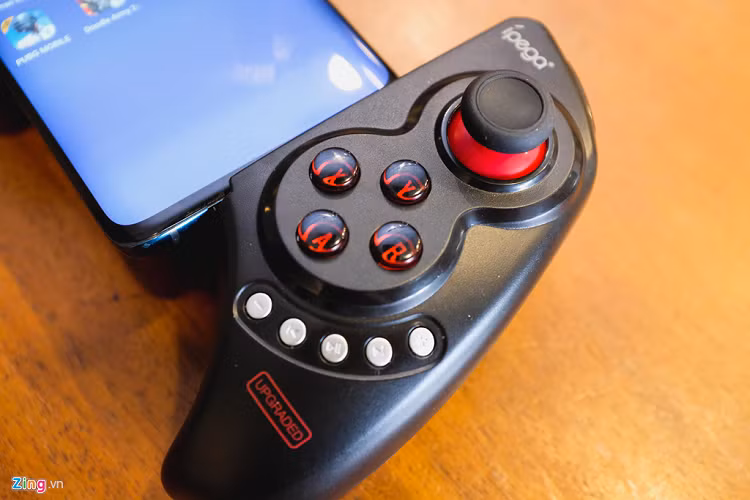 Độ hoàn thiện và trải nghiệm bấm, xoay của các phím khá tốt. Tuy vậy, chất liệu từ nhựa ABS khá mỏng khiến tôi khá lo lắng về độ bền của các phím. Mẫu tay cầm Sony Dual Shock 4 mà tôi đang sử dụng khó lòng chịu được những combo nhanh khi chơi game huống hồ loại nhựa này. 