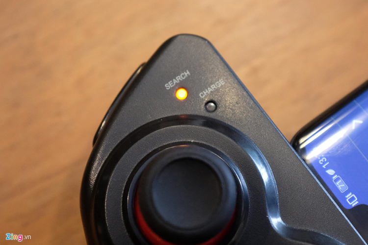 Thiết bị này khá dễ kết nối, nó sử dụng Bluetooth 4.0. Ngoài ra, iPega trang bị cho tay cầm này viên pin 300 mAh có thời lượng chơi liên tục 15 giờ. Đồng thời, người dùng có thể vừa sạc tay game vừa chơi qua cổng sạc bên dưới.