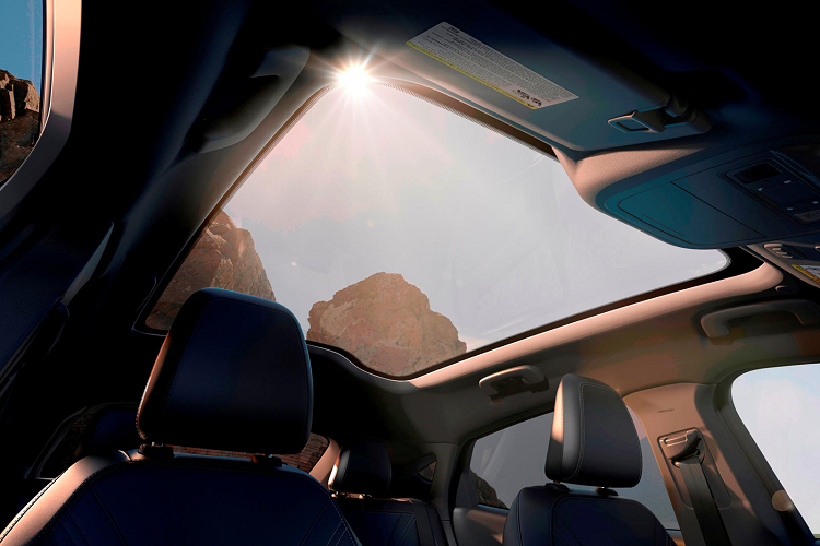 Tuy chưa phải là bản hoàn thiện bán ra thương mại, nhưng nội thất của chiếc Mach-E nguyên mẫu cũng đủ khiến cho mọi người thích nó. Với tùy chọn cửa sổ trời toàn cảnh, toàn bộ phần trần xe giờ đây là kính, và nó không thể đóng lại hay che phủ được. Những theo những thông tin đến từ Ford, việc có cửa sổ trời thế này sẽ giúp khoang nội thất trở nên thoáng đãng hơn.