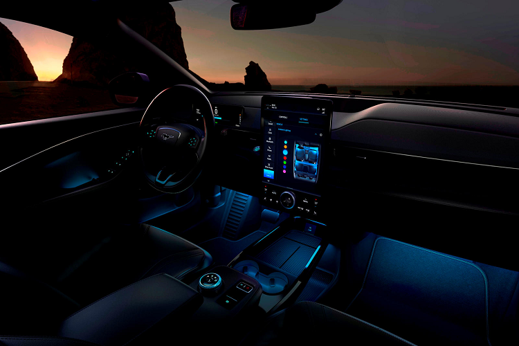 Nhằm hoàn thiện chiếc xe điện đầu tiên với tên Mustang, đội ngũ phát triển đã thêm vào một số âm thanh giả định âm thanh đến từ động cơ xe (vì xe điện không có tạo ra tiếng động). Các loa đặt ở bên trong và ngoài của xe kết hợp hoàn hảo, tạo ra một âm thanh không quá “giả” khi so với những âm thanh thật trên những chiếc xe thể thao khác.