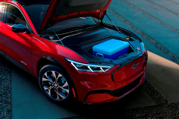 Giống với những chiếc xe điện khác, khi động cơ không còn được trang bị ở phía trước, nơi đây sẽ được tận dụng thành cốp xe. Ở Mach-E, Ford đã tinh tế thêm vào cốp trước một số lỗ thoát nước, vì thế nó có thể trở thành một khoang để chứa đá. Ngoài ra, bạn cũng sẽ thoải mái hơn trong việc bỏ các đồ vật dơ bẩn vào cốp này vì nó có thể dễ dành dọn rửa. Nội thất bên trong cũng có nhiều hộc đồ dành cho các túi đồ nhỏ hơn.