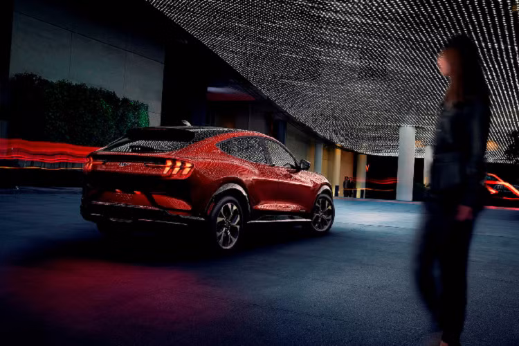 Như đã nói phía trên, trước khi được đưa vào sân bay, xe điện Ford Mustang Mach-E đã được thử nghiệm tại một số dãy nhà và Ford đã tạo ra một bài thử nghiệm zigzag vượt qua các cột mốc có sẵn. Đây là một bài thử nghiệm tuyệt vời để đánh giá hệ thống treo và khả năng linh hoạt của xe, và Mach-E đã không làm mọi người thất vọng.
