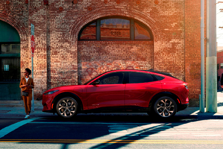 Khi trải nghiệm Mustang Mach-E hoàn toàn mới trên các con phố LA, mọi người đã có được các nhìn về chiều cao của xe so với các phương tiện xung quanh. Là một chiếc crossover, tuy nhiên Mach-E lại cho hành khách cảm giá không quá cao so như những chiếc SUV hay crossover khác. Chắc chắn là nó cao hơn Mustang!