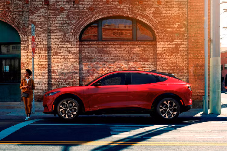 Khi trải nghiệm Mustang Mach-E hoàn toàn mới trên các con phố LA, mọi người đã có được các nhìn về chiều cao của xe so với các phương tiện xung quanh. Là một chiếc crossover, tuy nhiên Mach-E lại cho hành khách cảm giá không quá cao so như những chiếc SUV hay crossover khác. Chắc chắn là nó cao hơn Mustang!