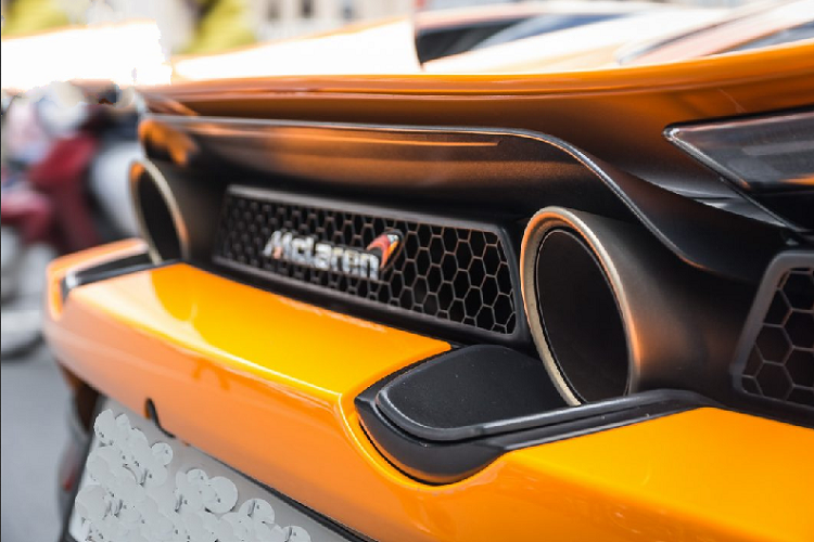 Với kích thước 20 inches, bộ mâm HRE khá ăn nhập với chiếc Mclaren 720s. Bộ mâm 5 chấu kép mang màu đen satin mạnh mẽ, thiết kế khá “mảnh” để lộ rõ hơn phần cùm phanh và đĩa phanh.