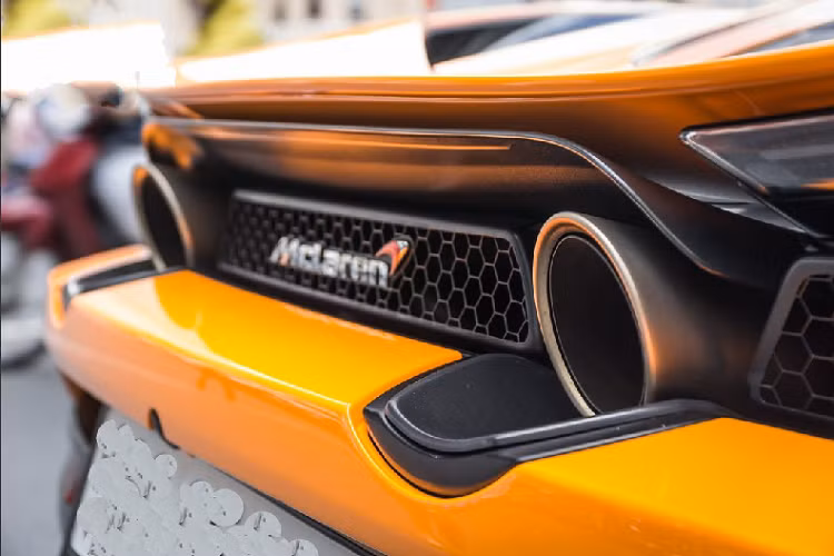 Với kích thước 20 inches, bộ mâm HRE khá ăn nhập với chiếc Mclaren 720s. Bộ mâm 5 chấu kép mang màu đen satin mạnh mẽ, thiết kế khá “mảnh” để lộ rõ hơn phần cùm phanh và đĩa phanh.