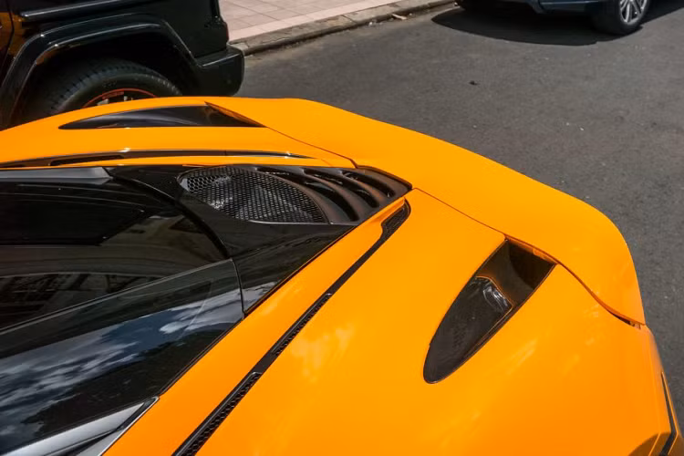 Với thiết kế cửa thừa hưởng từ huyền thoại Mclaren F1, 720S mang trên mình một vẻ mạnh mẽ, hầm hố. Kết hợp với vẻ ngoài hầm hố chính là động cơ M480T tăng áp kép V8 4.0 lít sản sinh công suất lên tới 710 mã lực và mô-men xoắn 770 Nm. Vì vậy, chiếc xe có thể tăng tốc từ 0-100 km/h trong 2,9 giây và có thể đạt được tốc độ tối đa lên tới 341 km/h.