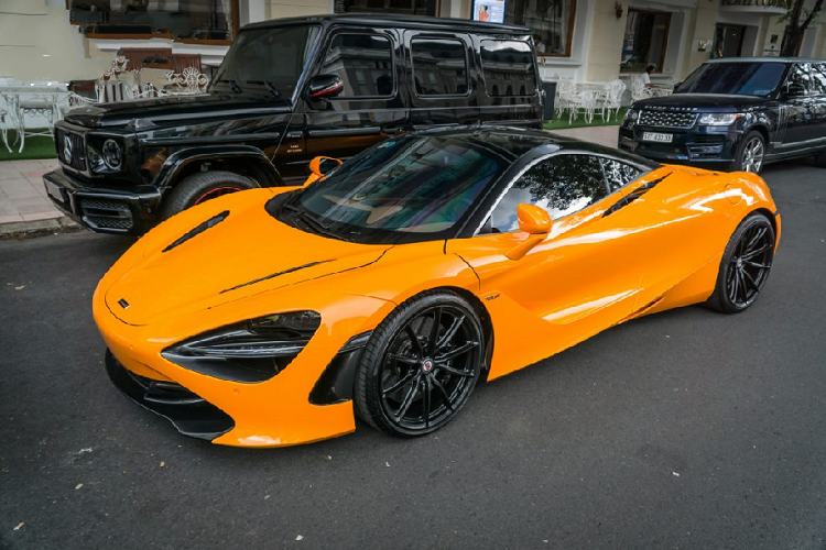 So với 650S, Mclaren 720S thế hệ mới có thiết kế phần đầu xe gọn nhẹ hơn, các hốc gió cỡ lớn cũng được thu nhỏ lại khá gọn gàng. Nhờ công nghệ thân xe kép, khoảng không gian ở giữa giúp dẫn không khí từ các hốc gió đến thẳng khoang động cơ, giúp động cơ giải nhiệt nhanh chóng và hiệu quả hơn.