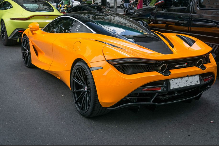 McLaren 720S có trọng lượng chỉ khoảng 1.283 kg, nhẹ hơn 18 kg so với người đàn anh 650S. Hệ thống điện cắt giảm đi 3 kg, hệ thống phanh nhẹ hơn 2 kg, cấu trúc airbox giảm 1,5 kg và hệ thống treo mới giúp giảm đến 16 kg.