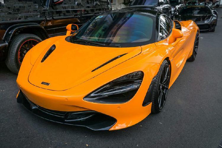 Chiếc Mclaren 720S với bộ mâm HRE độc đáo này thuộc sở hữu của doanh nhân Nguyễn Quốc Cường (biệt danh Cường Đô la). Mức giá siêu xe McLaren 720S tại thị trường nước ngoài là 208.600 Bảng (tương đương 5,8 tỷ đồng). Nếu lăn bánh trên đường phố Việt Nam với biển trắng (đóng đầy đủ thuế, phí), chủ nhân của siêu xe McLaren 720S mới này sẽ phải bỏ ra số tiền không dưới 18,6 tỷ đồng.