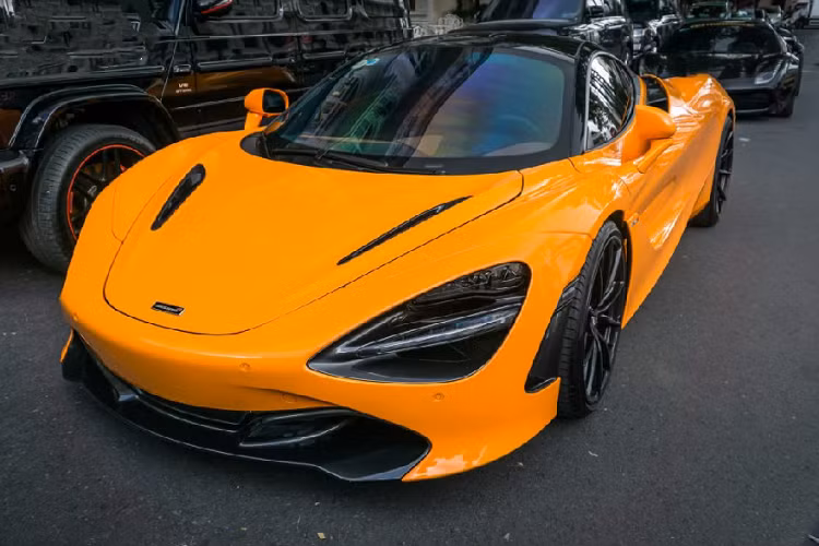 Chiếc Mclaren 720S với bộ mâm HRE độc đáo này thuộc sở hữu của doanh nhân Nguyễn Quốc Cường (biệt danh Cường Đô la). Mức giá siêu xe McLaren 720S tại thị trường nước ngoài là 208.600 Bảng (tương đương 5,8 tỷ đồng). Nếu lăn bánh trên đường phố Việt Nam với biển trắng (đóng đầy đủ thuế, phí), chủ nhân của siêu xe McLaren 720S mới này sẽ phải bỏ ra số tiền không dưới 18,6 tỷ đồng.