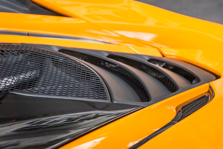 Tại Việt Nam, số lượng Mclaren 720s đã lên đến con số 6 và vẫn không ngừng gia tăng. Có lẽ với thiết kế hiện đại cùng những màu sắc độc đáo, động cơ V8 sản sinh tới 710 mã lực, Mclaren 720s đang dần chiếm được cảm tình của những người chơi xe Việt.