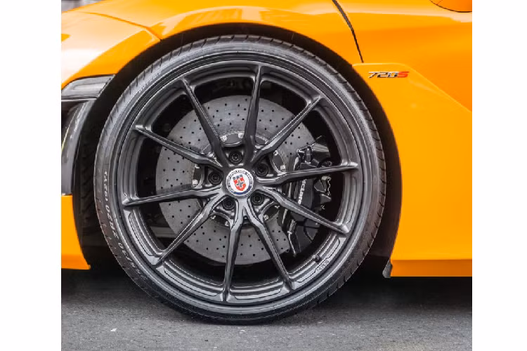 Thay cho bộ mâm 5 chấu màu nòng súng theo xe, chiếc Mclaren 720s của Cường Đô la đã được trang bị bộ mâm P104SC đến từ thương hiệu HRE Performance Wheels nổi tiếng có giá lên tới hơn 10,000 USD (tương đương hơn 230 triệu).