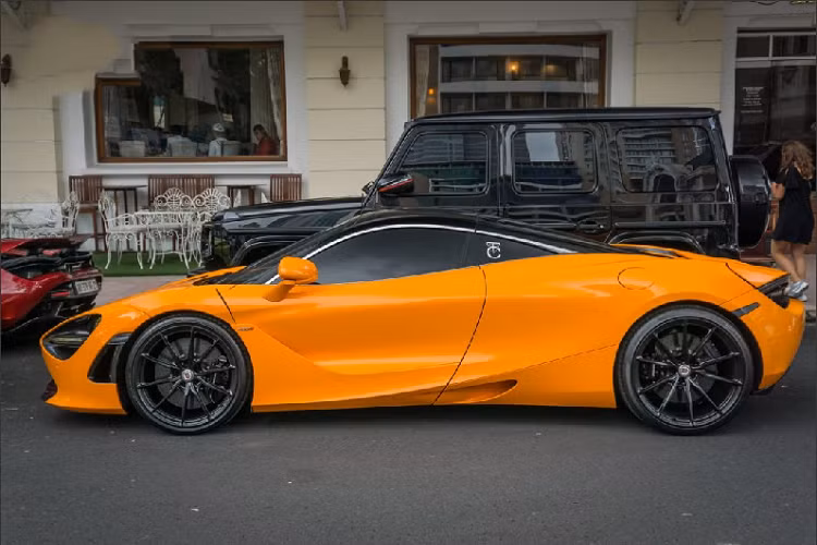 Từ khi được chính thức ra mắt tại triển lãm Geneva Motorshow 2017 nhằm thay thế mẫu xe tiền nhiệm 650S, siêu xe Mclaren 720S đã dần trở thành một chiếc xe khá hấp dẫn với đông đảo người mê xe. Với một ngôn ngữ thiết kế hoàn toàn mới với thân xe là những tấm nhôm phủ quanh khung xe bằng sợi carbon, Mclaren 720S mang trên mình những đường nét khá hiện đại, đơn giản nhưng vẫn đầy sang chảnh và cá tính.