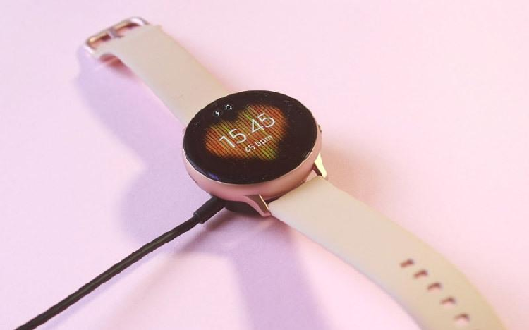Galaxy Watch Active2 là chiếc đồng hồ thông minh Samsung tốt cả 'gỗ lẫn nước sơn'. Song song cùng ngoại hình vừa nhìn đã yêu, sản phẩm còn làm rất tốt nhiệm vụ của một thiết bị theo dõi thể thao khi tích hợp những cải tiến hữu ích. 