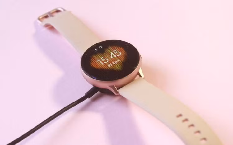 Galaxy Watch Active2 là chiếc đồng hồ thông minh Samsung tốt cả 'gỗ lẫn nước sơn'. Song song cùng ngoại hình vừa nhìn đã yêu, sản phẩm còn làm rất tốt nhiệm vụ của một thiết bị theo dõi thể thao khi tích hợp những cải tiến hữu ích. 