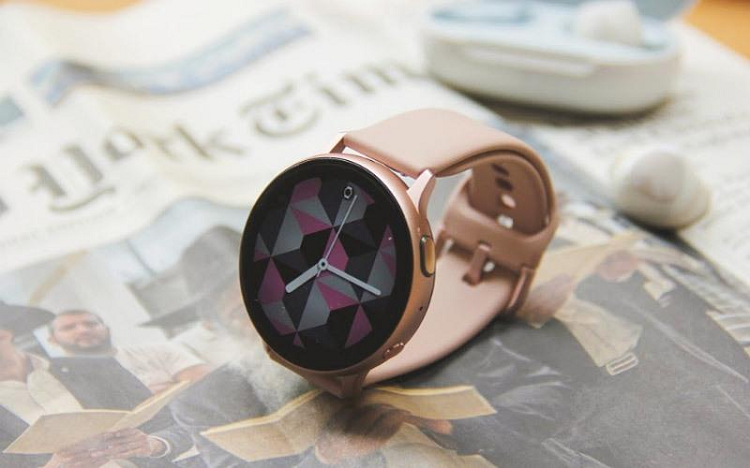 Đặc biệt, bạn hoàn toàn có thể thay đổi mặt đồng hồ để phù hợp với cá tính thời trang hay nhu cầu. Samsung Watch Active2 mới có sẵn nhiều lựa chọn mặt đồng hồ khác nhau, chưa kể vô vàn mặt đồng hồ để tải thêm trên ứng dụng Galaxy Wearable (hoặc ứng dụng Galaxy Watch nếu sử dụng hệ điều hành iOS) với đa dạng phong cách, từ nghiêm túc, lịch sự, đến năng động, khoẻ khoắn hoặc dễ thương.