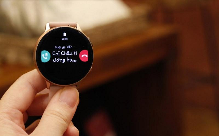 Cuối cùng, Watch Active2 cho phép người dùng được kết nối liền mạch mà không cần smartphone kề cạnh. Nhờ hỗ trợ mic và loa ngoài, bạn có thể thoải mái nghe gọi trên Watch Active2 kể cả khi không cầm điện thoại bên người. Tuy tính năng này chỉ dùng được qua kết nối WiFi, nhưng vẫn không thể phủ nhận sự tiện lợi của nó.