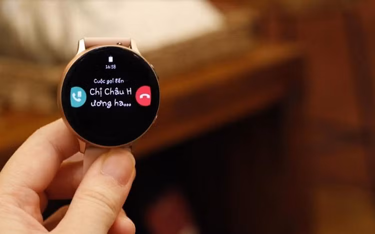 Cuối cùng, Watch Active2 cho phép người dùng được kết nối liền mạch mà không cần smartphone kề cạnh. Nhờ hỗ trợ mic và loa ngoài, bạn có thể thoải mái nghe gọi trên Watch Active2 kể cả khi không cầm điện thoại bên người. Tuy tính năng này chỉ dùng được qua kết nối WiFi, nhưng vẫn không thể phủ nhận sự tiện lợi của nó.