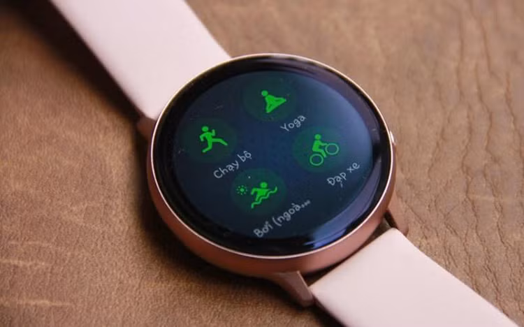 Giấc ngủ đóng vai trò rất quan trọng, nhưng ngày nay rất nhiều người gặp vấn đề với việc không ngủ đủ hoặc ngủ chưa ngon giấc. Hiểu rõ tình trạng đó, đồng hồ thông minh Samsung tích hợp tính năng cho phép đo thời gian ngủ và chất lượng giấc ngủ, giúp người dùng nắm được thông tin về giấc ngủ của bản thân, từ đó có những thay đổi phù hợp để cải thiện giấc ngủ. 