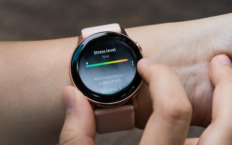 Ngoài ra, Samsung đã tăng gấp đôi số đèn LED ở mặt lưng so với đời trước. 8 đèn LED giúp khả năng đo đạc nhịp tim nhanh và chính xác hơn. Máy cũng đo được mức độ stress đi kèm với các bài tập hướng dẫn thở để người dùng điều hoà nhịp thở. 