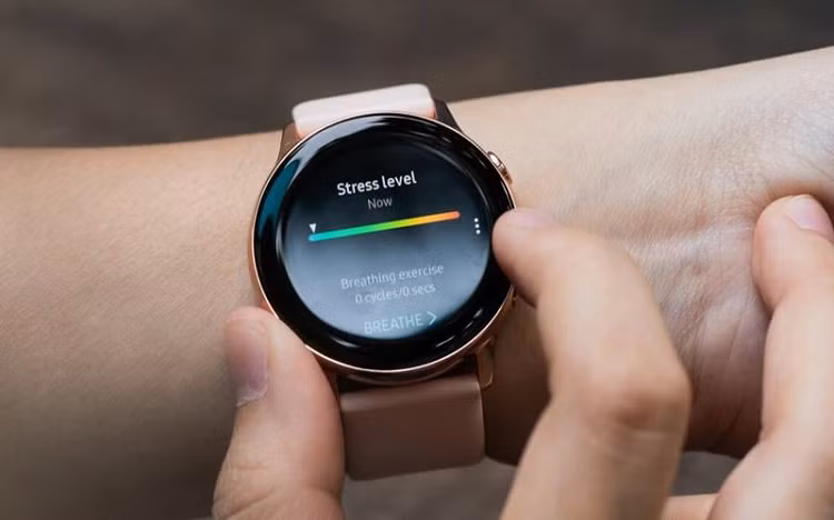 Ngoài ra, Samsung đã tăng gấp đôi số đèn LED ở mặt lưng so với đời trước. 8 đèn LED giúp khả năng đo đạc nhịp tim nhanh và chính xác hơn. Máy cũng đo được mức độ stress đi kèm với các bài tập hướng dẫn thở để người dùng điều hoà nhịp thở. 