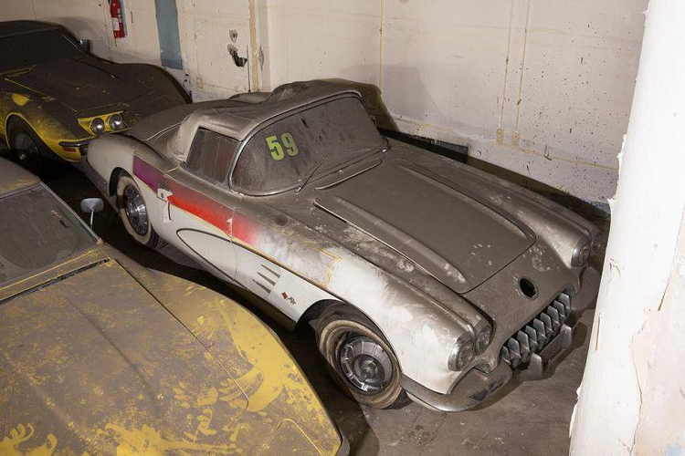 Heller cho biết công tác phục hồi những chiếc xe cổ Chevrolet Corvette này tốn khá nhiều công sức do chúng đã nằm im và phủ bụi trong một thời gian dài.