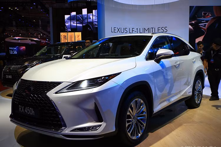 Ngoài ra, chi tiết dễ dàng phân biệt nhất trên thế hệ mới chính nằm ở cụm đèn sương mù bên cản dưới. Nếu như ở phiên bản trước, đèn sương mù chỉ là dạng tinh cầu projector nhỏ thì nay đã được làm to và kéo dài như hình chiếc lá.