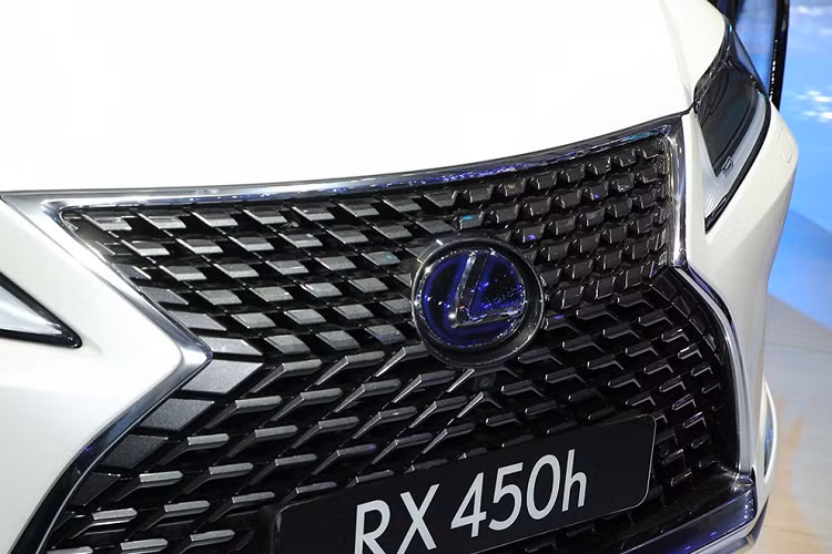 Trong số đó, cái tên được chú ý hơn cả bên cạnh "ngôi sao gian hàng" LF-1 Limitless chính là RX 450h, mẫu crossver quyền lực trong gia đình Lexus toàn cầu. Khi so sánh với phiên bản tiền nhiệm RX 450h 2020 chỉ đón nhận một số thay đổi nhỏ về thiết kế và trang bị đi kèm.