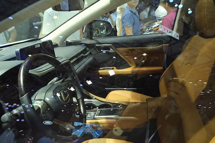 Form dáng tổng thể của dòng RX vẫn được giữ nguyên so với thế hệ trước. Lexus RX 450h 2020 được trang bị bộ vành đa chấu có công năng giảm tiếng ồn với kích thước 18 inch.