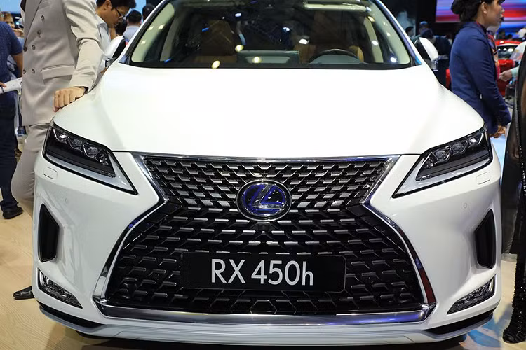Ngoài một số thay đổi về thiết kế, RX 450h 2020 còn mang trong mình một số nâng cấp về trang bị như hệ thống an toàn chủ động Safety System+, hệ thống cảnh báo trước va chạm,...