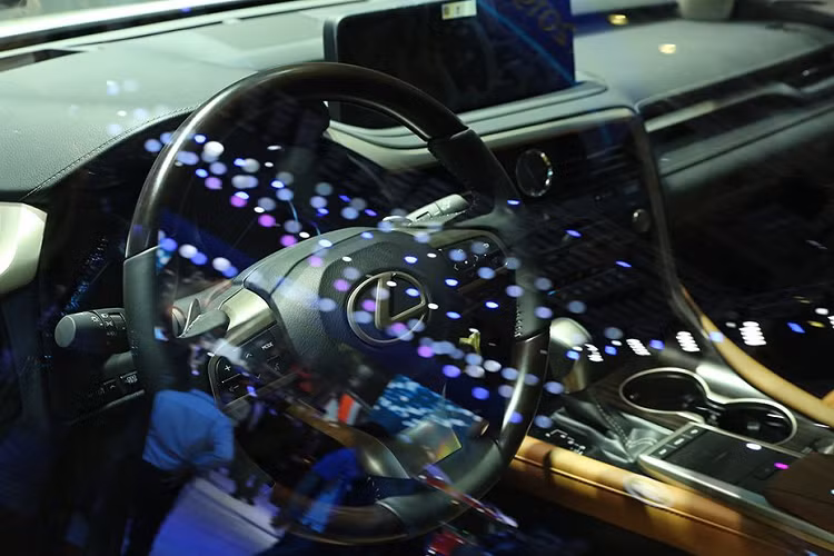 Ngoài ra còn có hệ thống kiểm soát hành trình chủ động, hệ thống điều khiển bằng giọng nói qua Apple Siri hoặc Google Assistant, hệ thống cảnh báo lệch làn và nhận diện biển báo giao thông... 