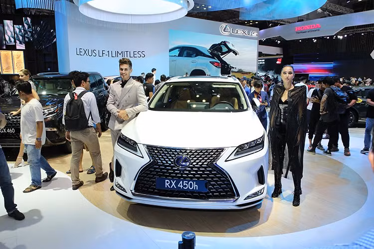 Trong khuôn khổ triển lãm ô tô Việt Nam - Vietnam Motor Show 2019 đang diễn ra tại TP HCM, thương hiệu xe sang Lexus Nhật Bản đã cùng lúc giới thiệu 3 mẫu xe mới tới các khách hàng trong nước, bao gồm bản Concept LF-1 Limitless, mẫu SUV GX 460 và phiên bản nâng cấp của mẫu crossover ăn khách là Lexus RX 450h 2020 mới.