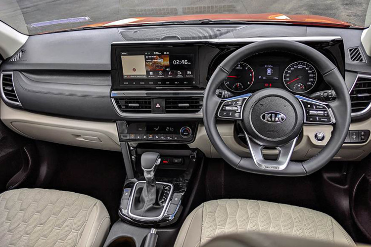 Không những rẻ hơn đáng kể so với các đối thủ, Kia Seltos còn gây bất ngờ khi là chiếc crossover cỡ nhỏ duy nhất trong phân khúc được trang bị màn hình cảm ứng lớn 10,25 inch trên táp-lô (tiêu chuẩn của bản cao cấp nhất), màn hình này tương thích với Android Auto/Apple CarPlay và gói công nghệ kết nối UVO Connect hiện đại.