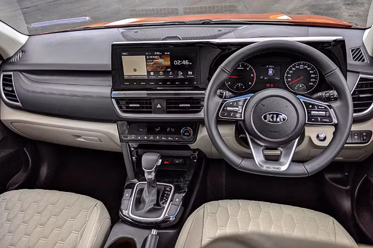 Không những rẻ hơn đáng kể so với các đối thủ, Kia Seltos còn gây bất ngờ khi là chiếc crossover cỡ nhỏ duy nhất trong phân khúc được trang bị màn hình cảm ứng lớn 10,25 inch trên táp-lô (tiêu chuẩn của bản cao cấp nhất), màn hình này tương thích với Android Auto/Apple CarPlay và gói công nghệ kết nối UVO Connect hiện đại.