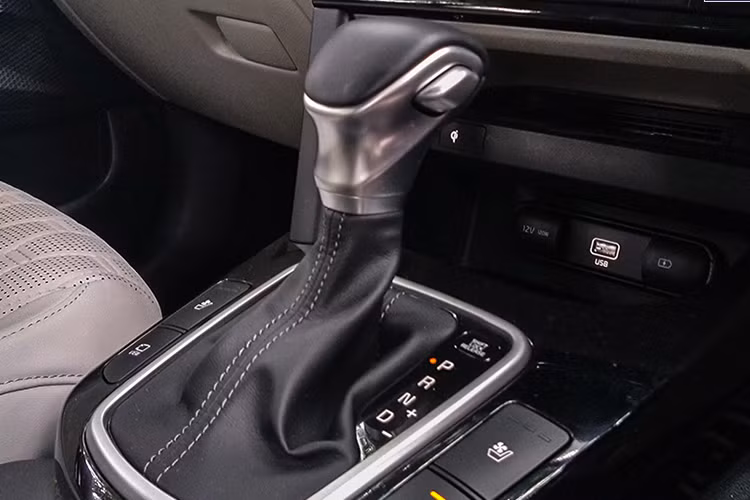 Trang bị công nghệ của Seltos cũng rất phong phú với nhiều tính năng hỗ trợ người lái và an toàn chủ động lẫn bị động như: bộ kiểm soát độ cân bằng xe (gồm hệ thống kiểm soát độ bám đường và cân bằng điện tử), hỗ trợ khởi hành ngang dốc, hỗ trợ phanh khẩn cấp tự động, cảm ứng đỗ xe trước/sau, camera 360 độ… Xe có 3 chế độ lái Normal, Eco và Sport.