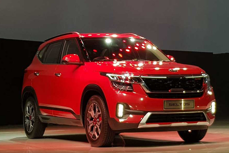 Đi kèm là các tùy chọn hộp số tự động 6 hoặc 7 cấp và CVT, giá xe Kia Seltos mới mới từ 13.500 USD (khoảng 313,9 triệu đồng). Như vậy, với động cơ tăng áp, crossover Kia Seltos cỡ nhỏ hiện đang "mạnh nhất" ở Ấn Độ. Dự kiến, mẫu xe này sẽ về thị trường Việt Nam vào đầu năm tới.