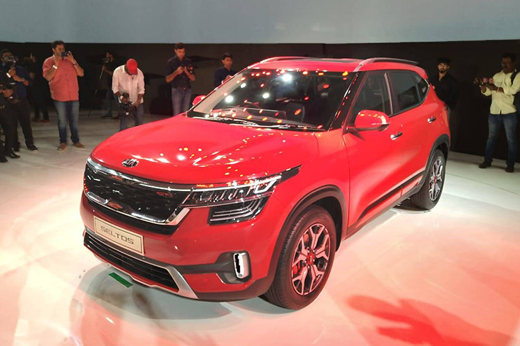 Về kiểu dáng, Kia Seltos hướng đến nhóm khách hàng trẻ tuổi và năng động, vì vậy chiếc xe thể thao nhỏ gọn sở hữu những đường dập nổi ngang hông đầy mạnh mẽ cùng lưới tản nhiệt lớn và sắc sảo. Đầu xe ấn tượng với hệ thống đèn chiếu sáng chữ "P" ngược nằm ngang, dải đèn sương mù đặt dọc ở hốc hút gió phía trước.