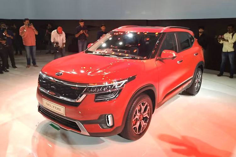 Về kiểu dáng, Kia Seltos hướng đến nhóm khách hàng trẻ tuổi và năng động, vì vậy chiếc xe thể thao nhỏ gọn sở hữu những đường dập nổi ngang hông đầy mạnh mẽ cùng lưới tản nhiệt lớn và sắc sảo. Đầu xe ấn tượng với hệ thống đèn chiếu sáng chữ "P" ngược nằm ngang, dải đèn sương mù đặt dọc ở hốc hút gió phía trước.