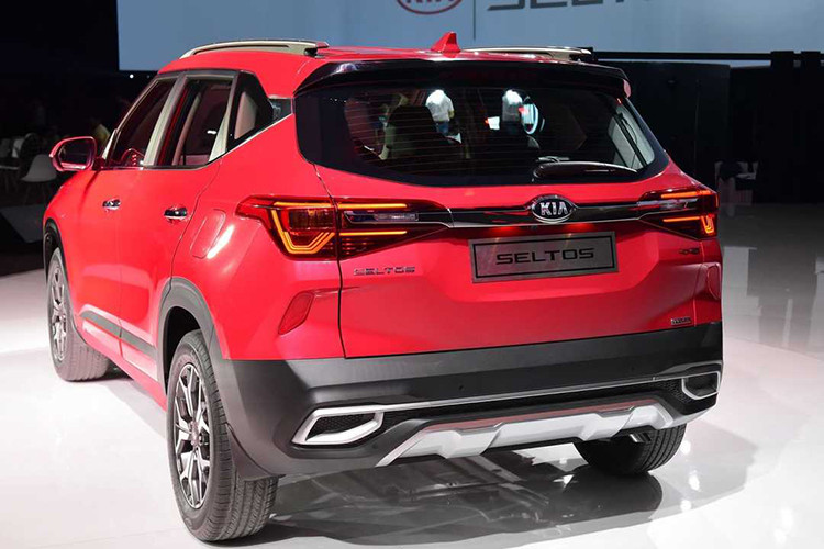 Phía sau gây chú ý lớn với hậu LED, xi nhan đa tầng tạo hiệu ứng 3D cùng đuôi cá mập đặt ngay ngắn trên nóc. Ngoài ra, mâm hợp kim đa kích cỡ thiết kế đặc biệt cũng là một trong những điểm nổi bật của xe. Đi kèm với ngoại thất trẻ trung là bộ mâm 5 chấu kép cách điệu khá đẹp mắt.