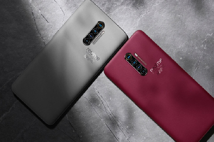 Máy có viên pin 4.000 mAh, tích hợp công nghệ sạc nhanh 50 W. Theo nhà sản xuất, model này có thể đạt 80% dung lượng pin trong vòng 30 phút sạc.Thiết bị có 4 màu sắc bao gồm xanh dương, trắng, đỏ và xám. 