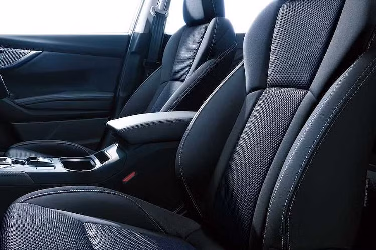 Đèn pha LED tùy chọn cũng được sửa đổi nhẹ với việc bổ sung bóng pha thích ứng, trong khi đèn đuôi của các phiên bản hatchback đã được đổi sang choá màu khói. Cuối cùng, Subaru không quên thiết kế lại mâm xe.