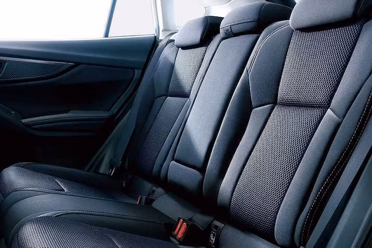 Nội thất của Impreza 2020 thậm chí còn có ít thay đổi hơn, giới hạn ở một số chi tiết trang trí giả vân carbon trên các tấm ốp cửa thay vì nhựa sơn đen bóng trước đó. Các tính năng được bổ sung thêm của xe bao gồm camera đỗ phía trước mới, chức năng nhớ vị trí cho ghế lái và gương cửa; cùng với gương hậu bên hành khách tự động nghiêng xuống khi gài số lùi.