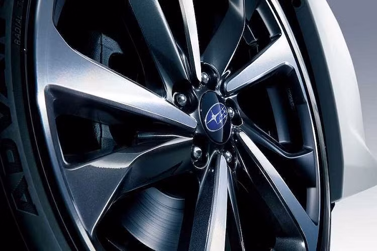 Trong khi đó máy 2.0 lít phun xăng trực tiếp cao cấp hơn tạo ra 154PS tại 6.000 vòng/phút và 196Nm tại 4.000 vòng/phút. Hệ thống dẫn động 4 bánh Symmetrical All Wheel Drive tiếp tục là trang bị tiêu chuẩn cho xe.