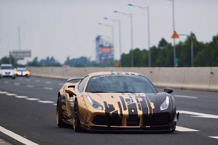 Ferrari 488 GTB - Trong lần thứ hai có mặt tại Việt Nam, đội ngũ của Liberty Walk đã thực hiện đến hai mẫu siêu xe khác nhau, một trong đó là chiếc Ferrari 488 GTB với màu ngoại thất đen độc nhất Việt Nam này. Chiếc xe nhanh chóng được hoàn thiện tại Wrapstyle TP HCM, sau đó được bàn giao về với chủ nhân tại Hà Nội.